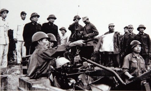 Đại tướng Võ Nguyên Giáp và Trung tướng Song Hào, Chủ nhiệm Tổng cục Chính trị Quân đội nhân dân Việt Nam quan sát Đại đội 6, Trung đoàn 233, Đoàn Cao xạ Đống Đa huấn luyện (Tết Mậu Thân 1968).